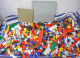 Lego Mix mit zwei Platten und rotem Eimer