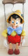 Marionette Pinocchio singt Weihnachtslieder