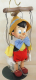 Marionette Pinocchio singt Weihnachtslieder