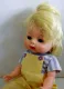 Puppe mit gelben Hosen