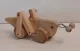 Alte Holz-Heuschrecke mit beweglichen Flügeln