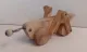 Alte Holz-Heuschrecke mit beweglichen Flügeln