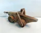 Alte Holz-Heuschrecke mit beweglichen Flügeln