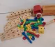 BAUFIX Holzbauteile mit Fahrzeug und Schraubenzieher