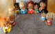 Kleine Puppen mit Haaren sitzend