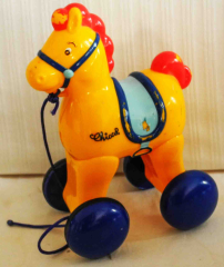 Pferd mit Räder zum Ziehen