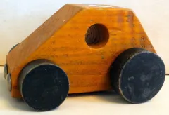 Holzauto braun mit Guckloch