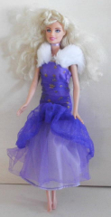Barbie mit violettem Kleid und weissem Pelz