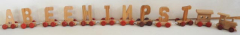 Buchstabenzug aus Holz