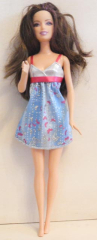 Barbie hellblauem Mini-Kleid und silber Oberteil