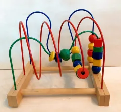 Motorikschleife aus Holz – buntes Geschicklichkeitsspiel