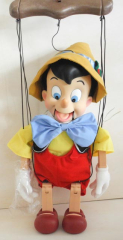Marionette Pinocchio singt Weihnachtslieder