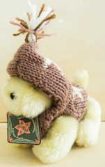 Muffy Vanderbear’s dog LuLu mit Kaputzenpullover
