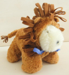 Muffy Vanderbear’s dog LuLu als Löwe