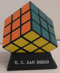 Zauberwürfel Rubiks-Cube mit Basis