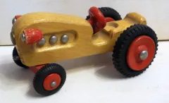 Traktor aus Holz braun/rot