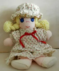Puppe aus Stoff mit geblümten Kleid