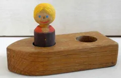 Holzschiff mit Figur