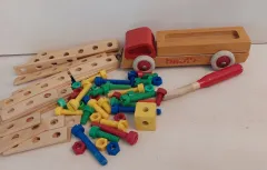 BAUFIX Holzbauteile mit Fahrzeug und Schraubenzieher
