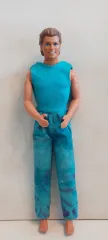 Ken Puppe mit türkisfarbenem Fitness-Anzug