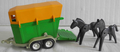 Pferdeanhänger mit 2 Pferden